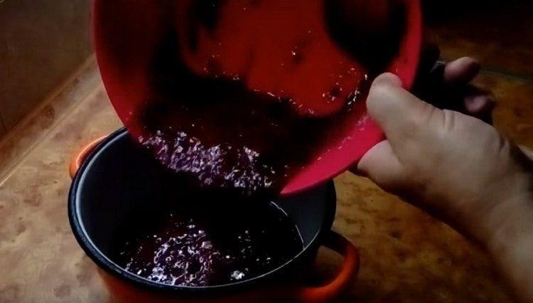 Paghaluin ang berry puree at ibuhos sa kawali.