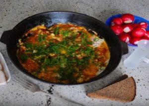 So machen Sie leckere Rühreier mit Tomaten: Ein einfaches Schritt-für-Schritt-Rezept mit einem Foto.