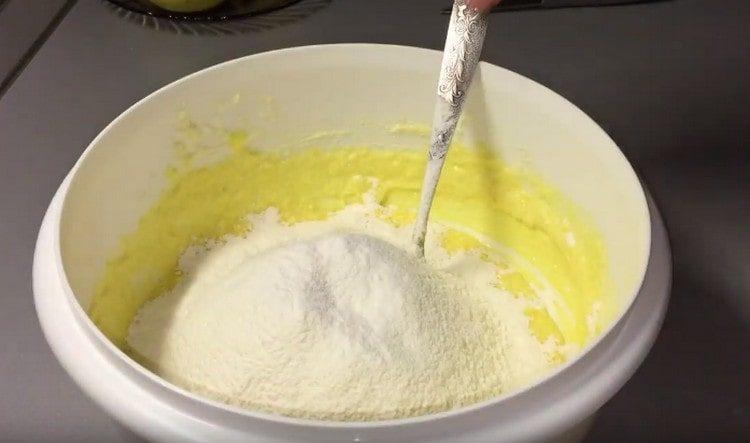 Magdagdag ng baking powder at sifted flour.