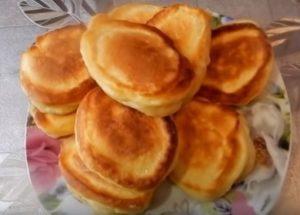 Naghahanda kami ng masarap at nakamamanghang pancake sa kulay-gatas ayon sa isang sunud-sunod na recipe na may isang larawan.