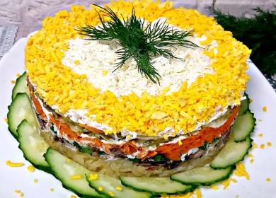 Masarap na salad Tenderness salad na may mga sprats