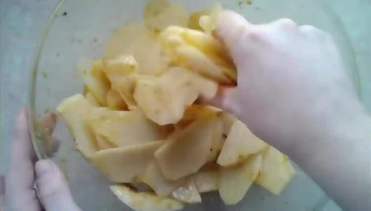 ihalo ang patatas na may sarsa ng bawang