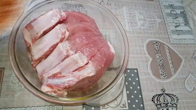 يقطع اللحم