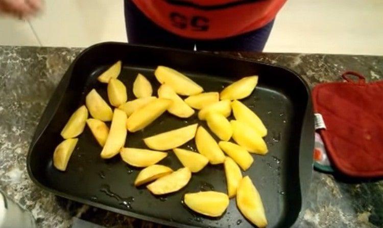 Paghaluin muli ang patatas.