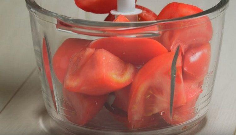 Die geschnittenen Tomaten in die Mixschüssel geben.