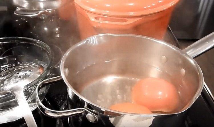 Tauchen Sie die Tomaten in kochendes Wasser.