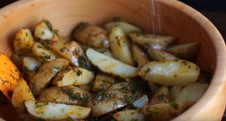 Gekochte Kartoffeln mit Dressing mischen.
