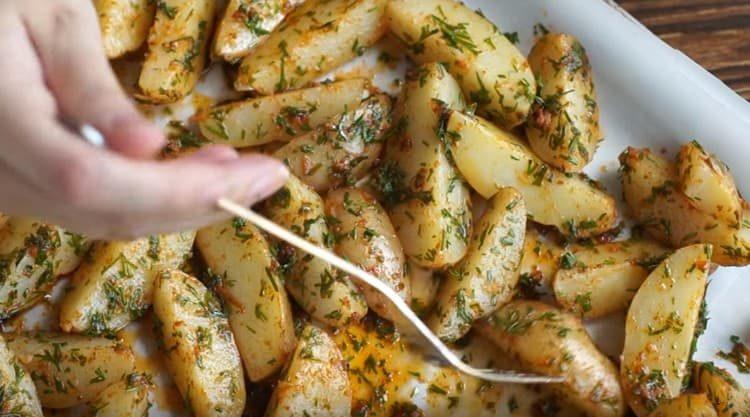 Legen Sie die Kartoffeln auf ein Backblech und legen Sie sie in den Ofen.
