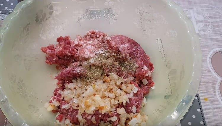 Hackfleisch mit Röstzwiebeln, Salz und Gewürzen mischen.