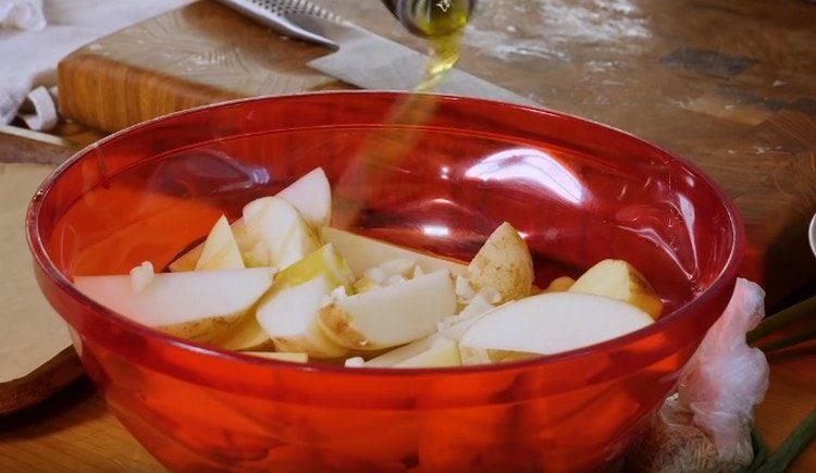 نضيف البطاطا مع زيت الزيتون ونخلطها.