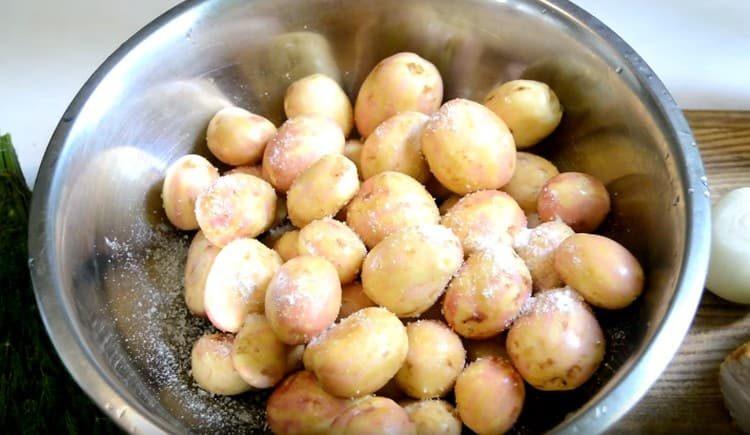 Kartoffeln in eine Schüssel geben, salzen.