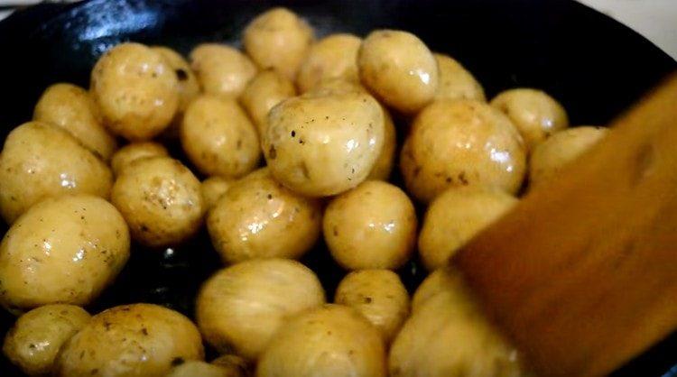 Brate die Kartoffeln in dem restlichen Fett in der Pfanne an.