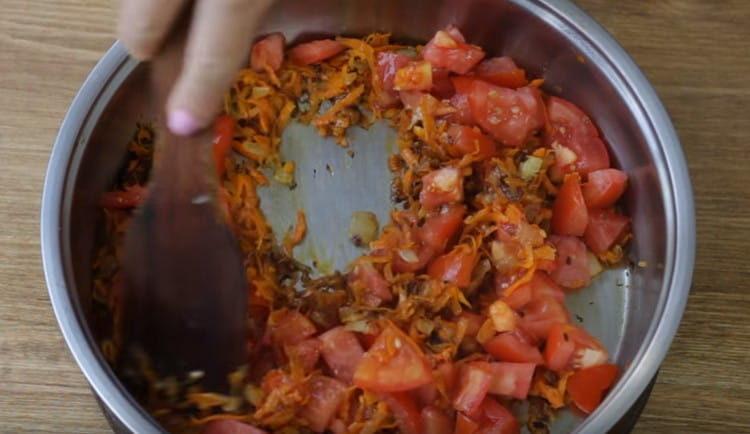 Fügen Sie der Pfanne auch geschnittene Tomaten hinzu.