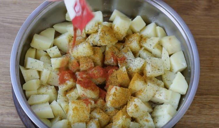 Fügen Sie der Kartoffel Gewürze hinzu.