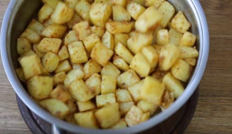 Rühren Sie die Kartoffeln, damit die Gewürze gut verteilt sind.