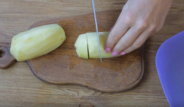 قشر البطاطا وقطعيها إلى قطع.