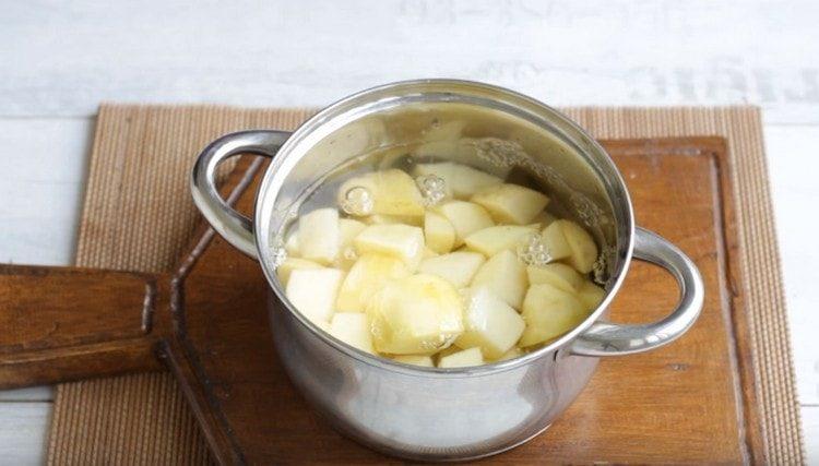 Die Kartoffeln kochen.