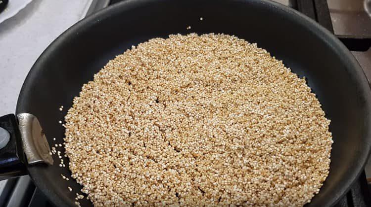 Quinoa in einer Pfanne anbraten.