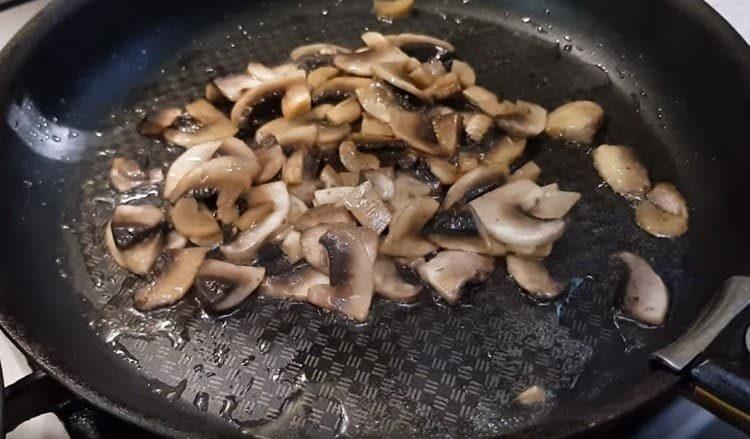 Die Pilze in einer separaten Pfanne anbraten.