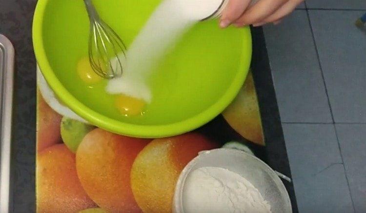 Eier separat mit Zucker verquirlen.