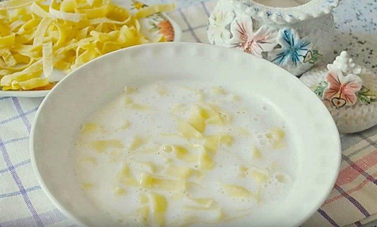حساء المعكرونة الخفيفة الحليب جاهز.