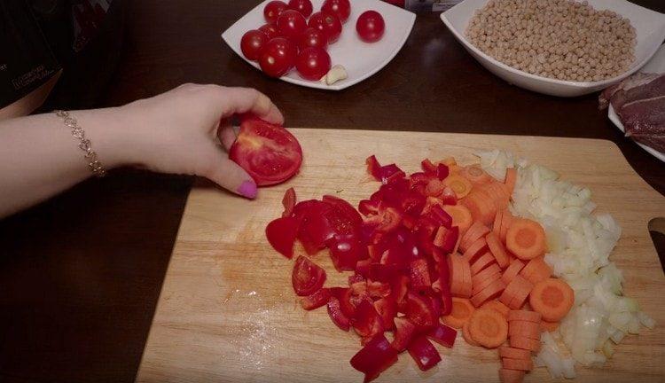 Нарязваме и домати.