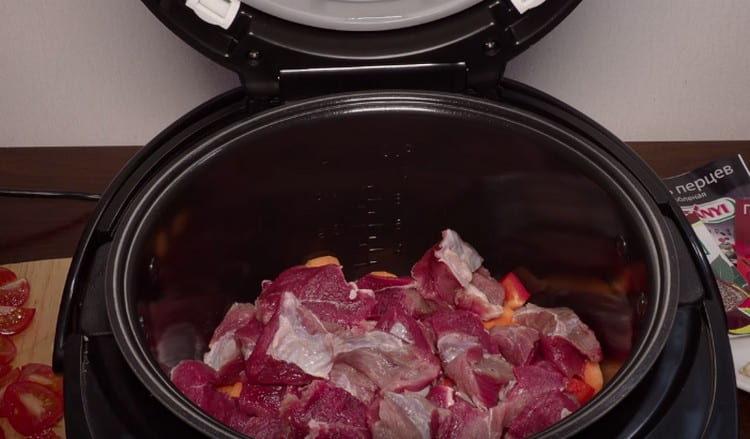 Добавете телешко месо към бавната готварска печка.