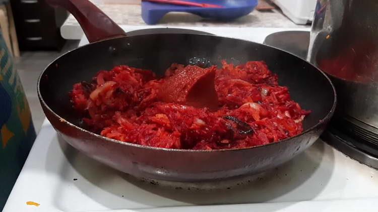 magdagdag ng tomato paste sa mga gulay