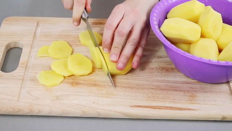 اقطع البطاطس