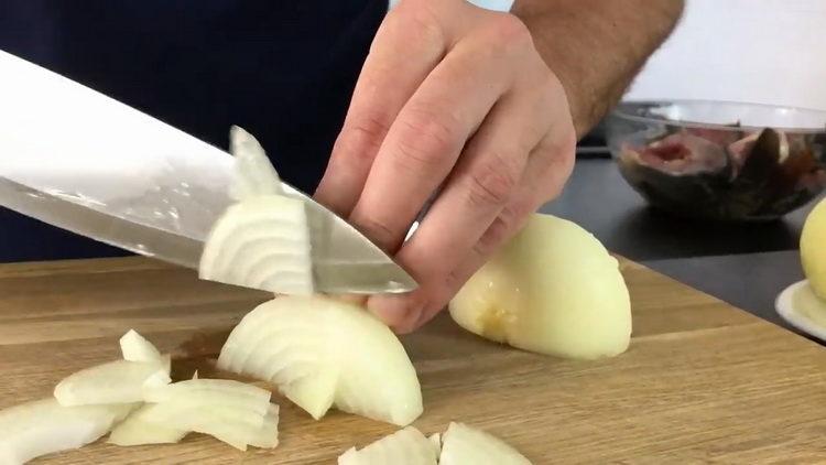 يقطع البصل