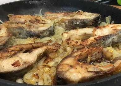 كيفية طبخ الكارب في مقلاة مع البصل