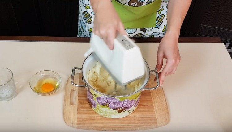 Schlagen Sie die Kartoffeln mit einem Mixer.