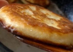 Pudding pancakes sa isang simpleng hakbang sa pamamagitan ng hakbang na recipe na may mga larawan