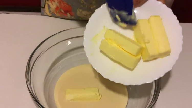 pagsamahin ang condensed milk at butter